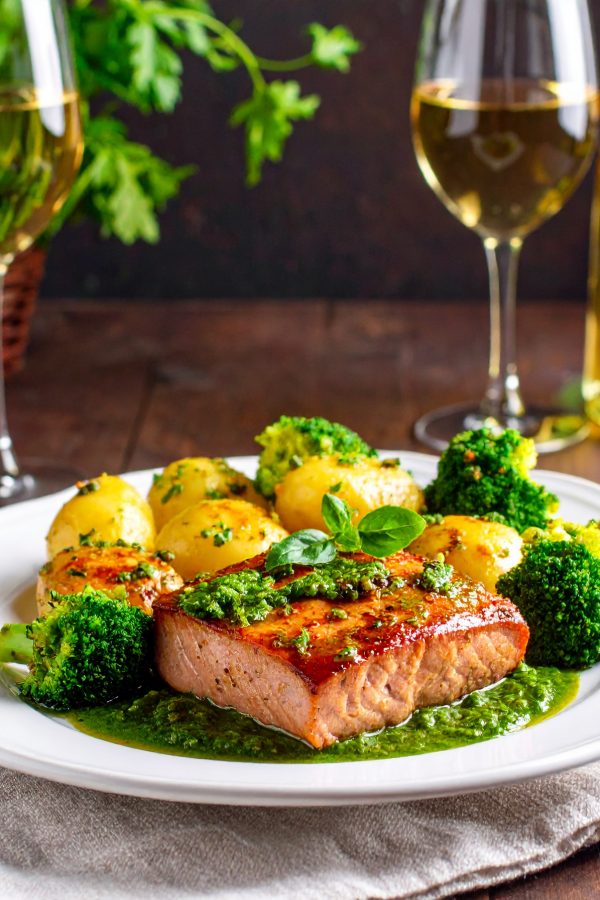 Firefly_erstelle ein bild seelachsfilet mit grüner Pfeffersauce, Salzkartoffeln, Brokkoli,daz 126704